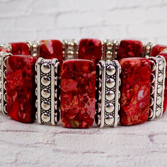 Red agate stone stretch bracelet with silver metal textured spacer bars - Picture 6 of 8